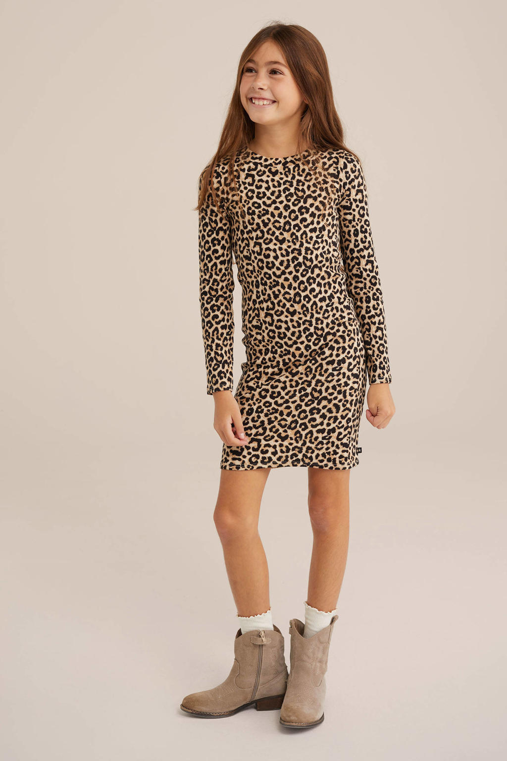 Bruine meisjes WE Fashion bodycon jurk van stretchkatoen met panterprint, lange mouwen en ronde hals