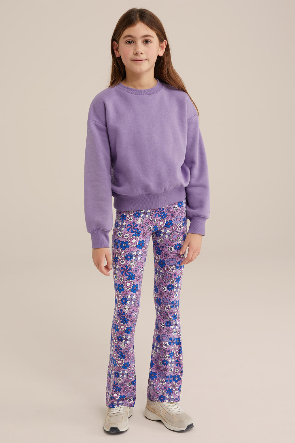 Paarse meisjes WE Fashion flared broek van viscose met elastische tailleband en bloemenprint