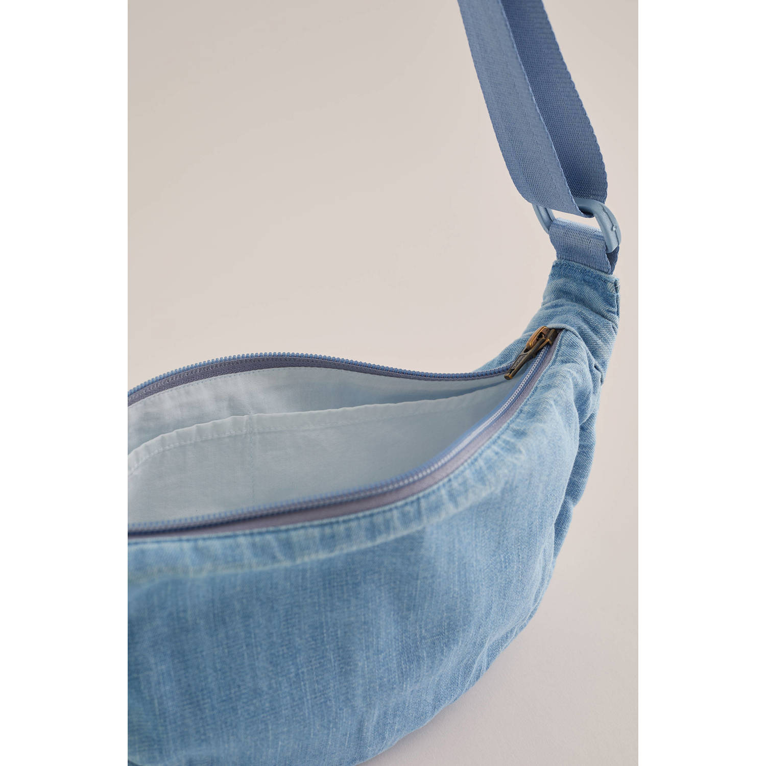 WE Fashion denim crossbody light blue denim