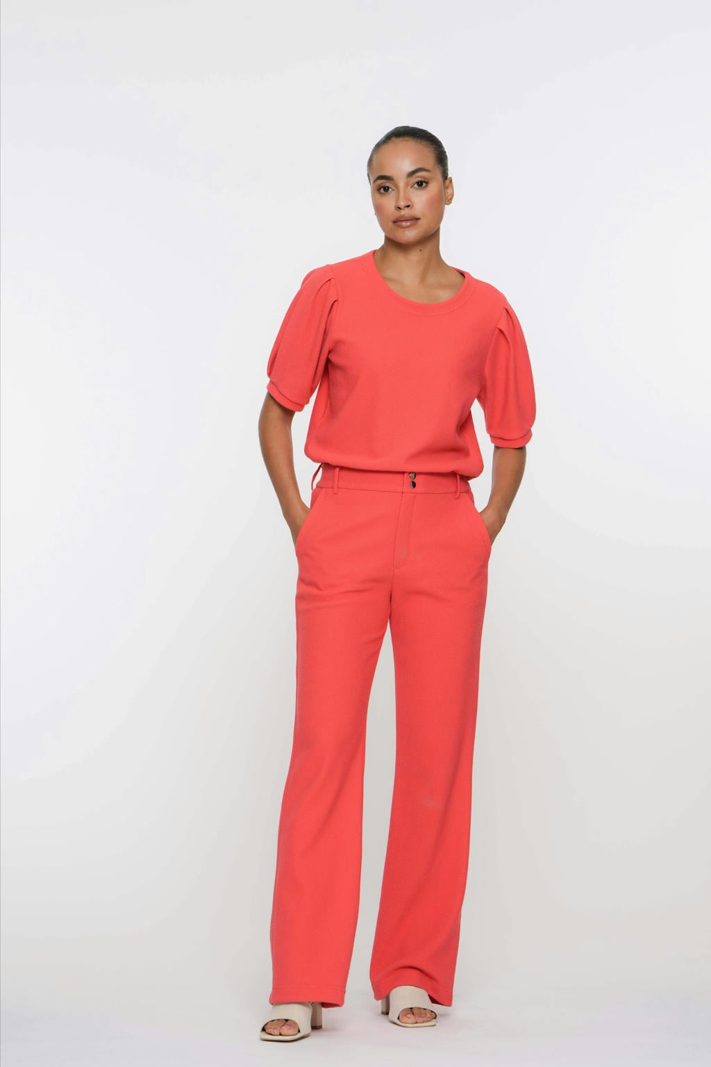 Rode dames Geisha flared regular waist broek van polyester met rits- en knoopsluiting en effen
