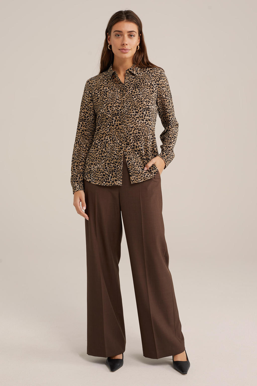 Bruin en zwarte dames blouse van polyester met panterprint, lange mouwen, klassieke kraag en blinde knoopsluiting