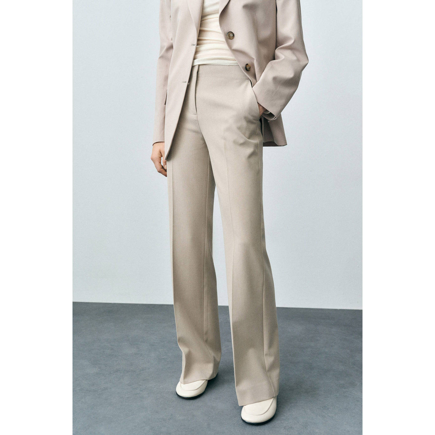 Mango flared regular waist broek beige