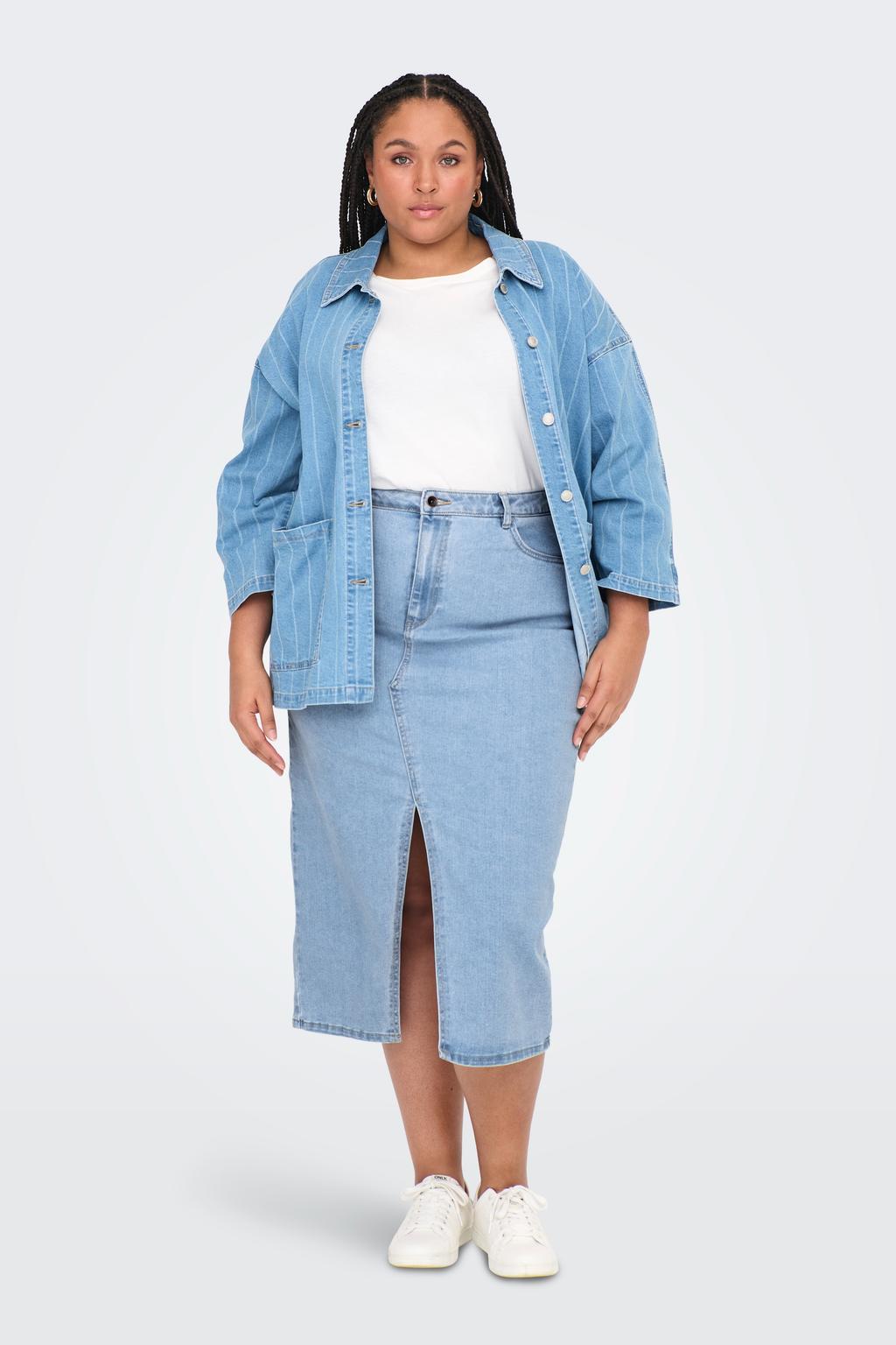 Light blue denim dames ONLY CARMAKOMA spijkerrok gemaakt van stretchdenim en met rits- en knoopsluiting
