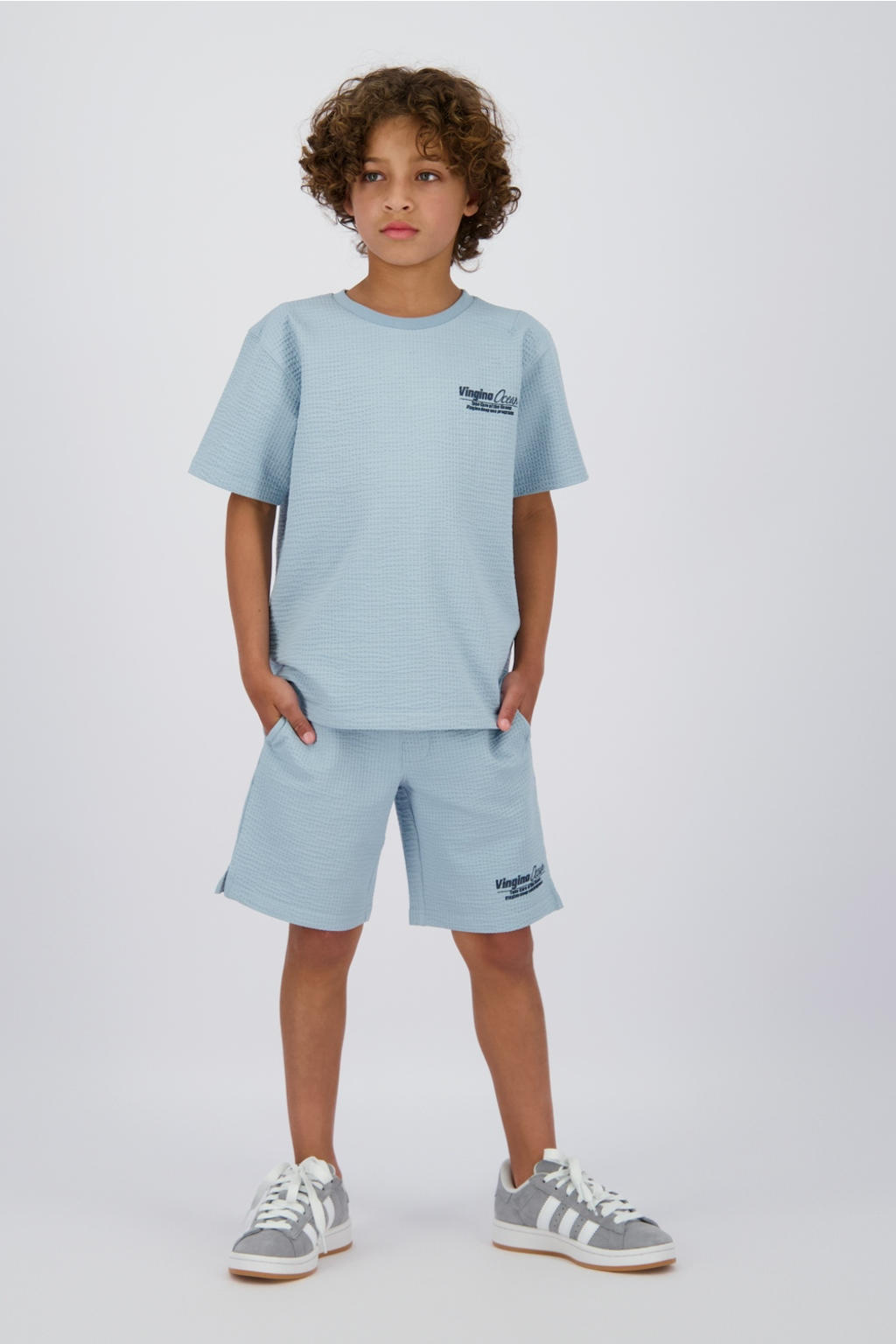 Lichtblauwe jongens Vingino regular casual short van sweat materiaal met elastische tailleband met koord en tekst print