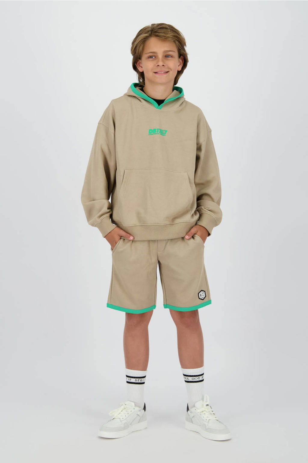 Zand en mintgroene jongens Vingino x Daley hoodie van sweat materiaal met printopdruk, lange mouwen en capuchon