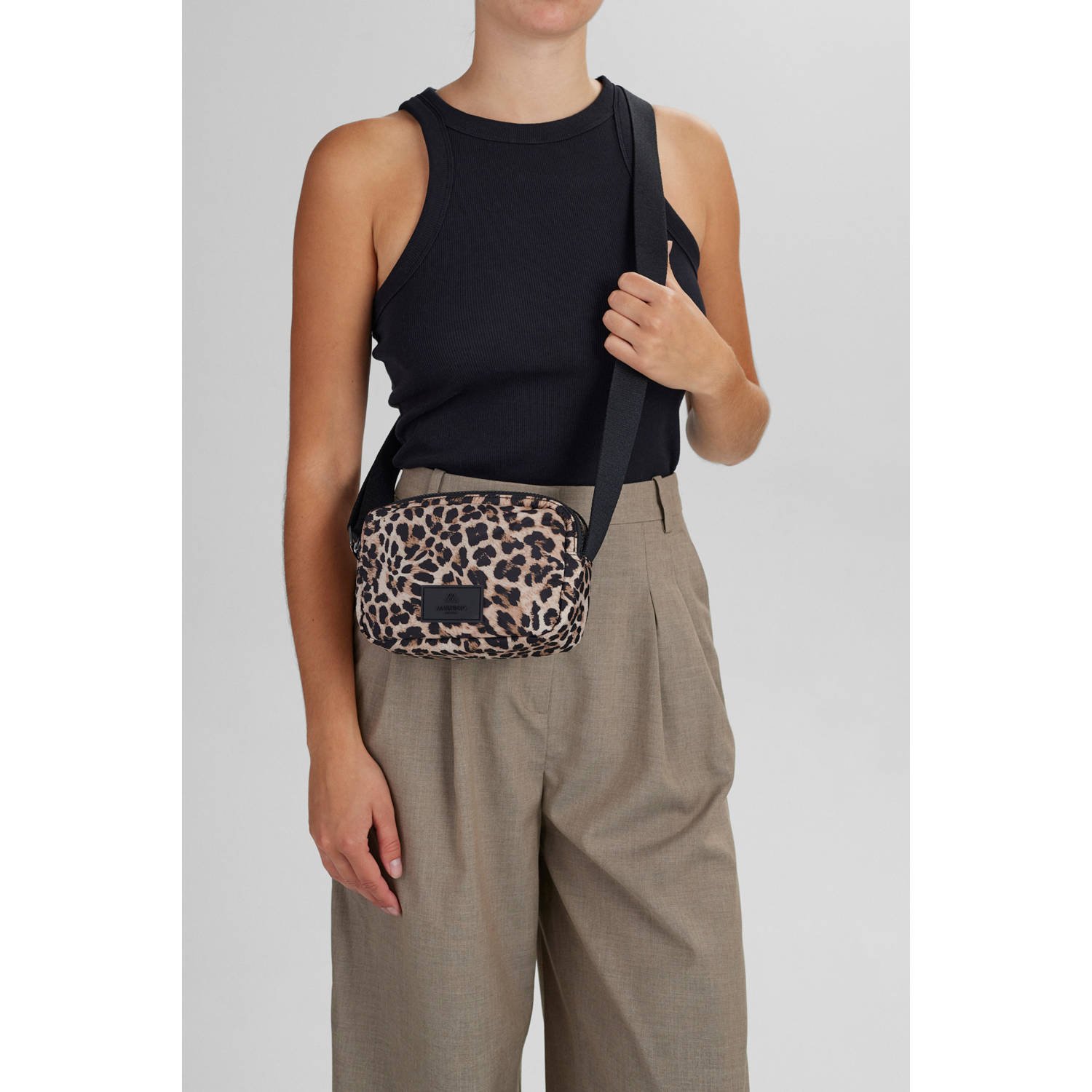 Markberg crossbody tas met panterprint LessMBG bruin