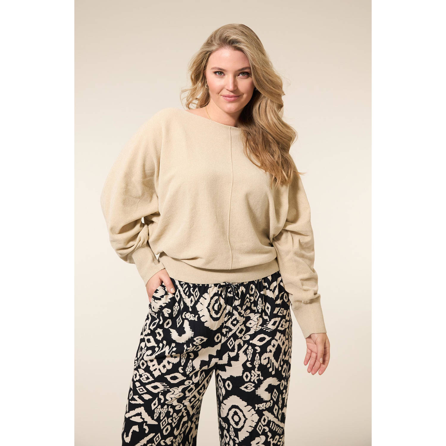Miss Etam Plus pullover zand fijn gebreid