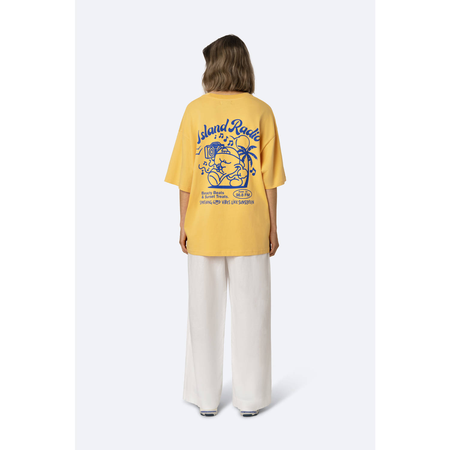 On Vacation Club T-shirt geel