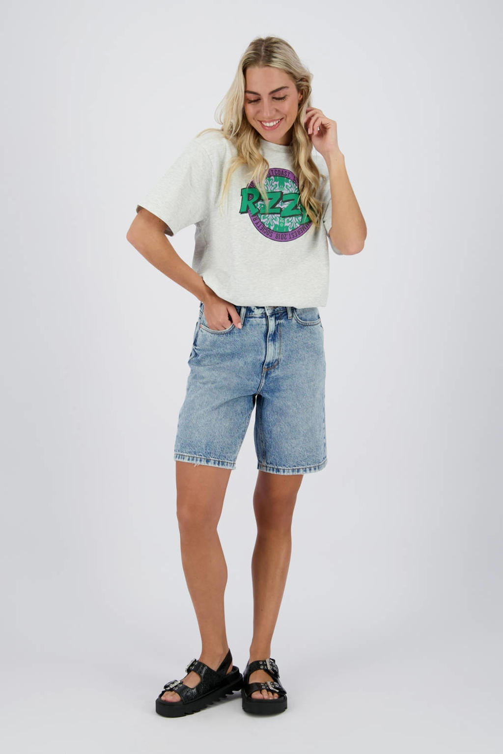 Medium blue denim dames Raizzed regular waist short Meadow van katoen met loose fit, rits- en knoopsluiting en effen