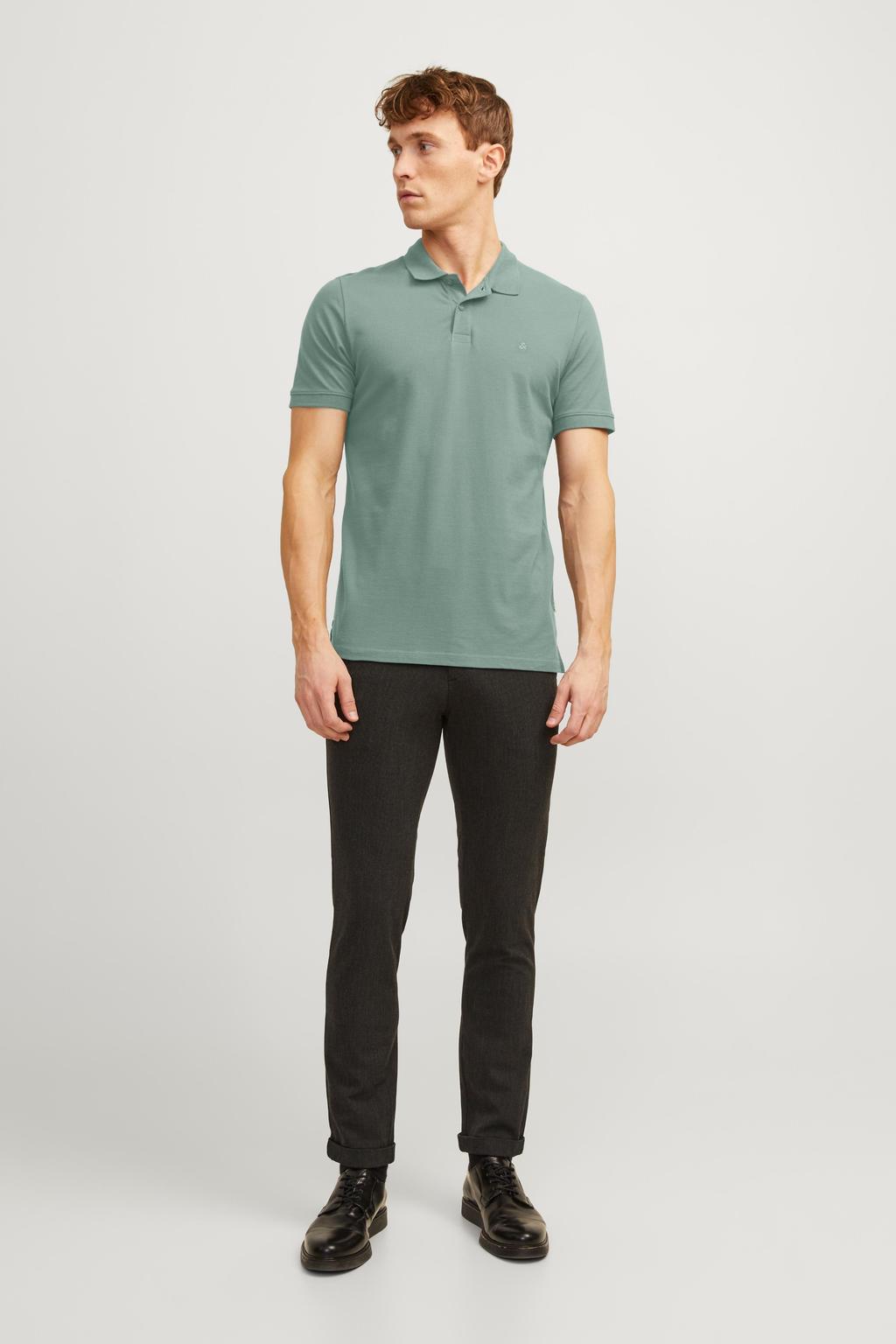 Groene heren JACK & JONES ESSENTIALS slim polo van katoen met effen, korte mouwen, klassieke kraag en borduursels