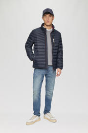 thumbnail: Donkerblauwe heren s.Oliver gewatteerde jas van polyester met effen, lange mouwen, opstaande kraag, ritssluiting en doorgestikte details