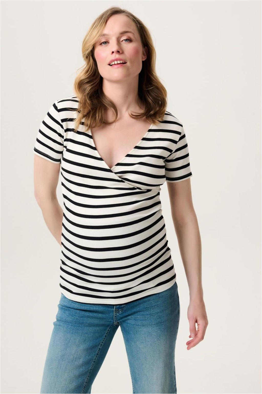 Beige en zwarte dames Noppies maternity zwangerschaps- en voedings top met strepenprint, korte mouwen, V-hals en overslag detail