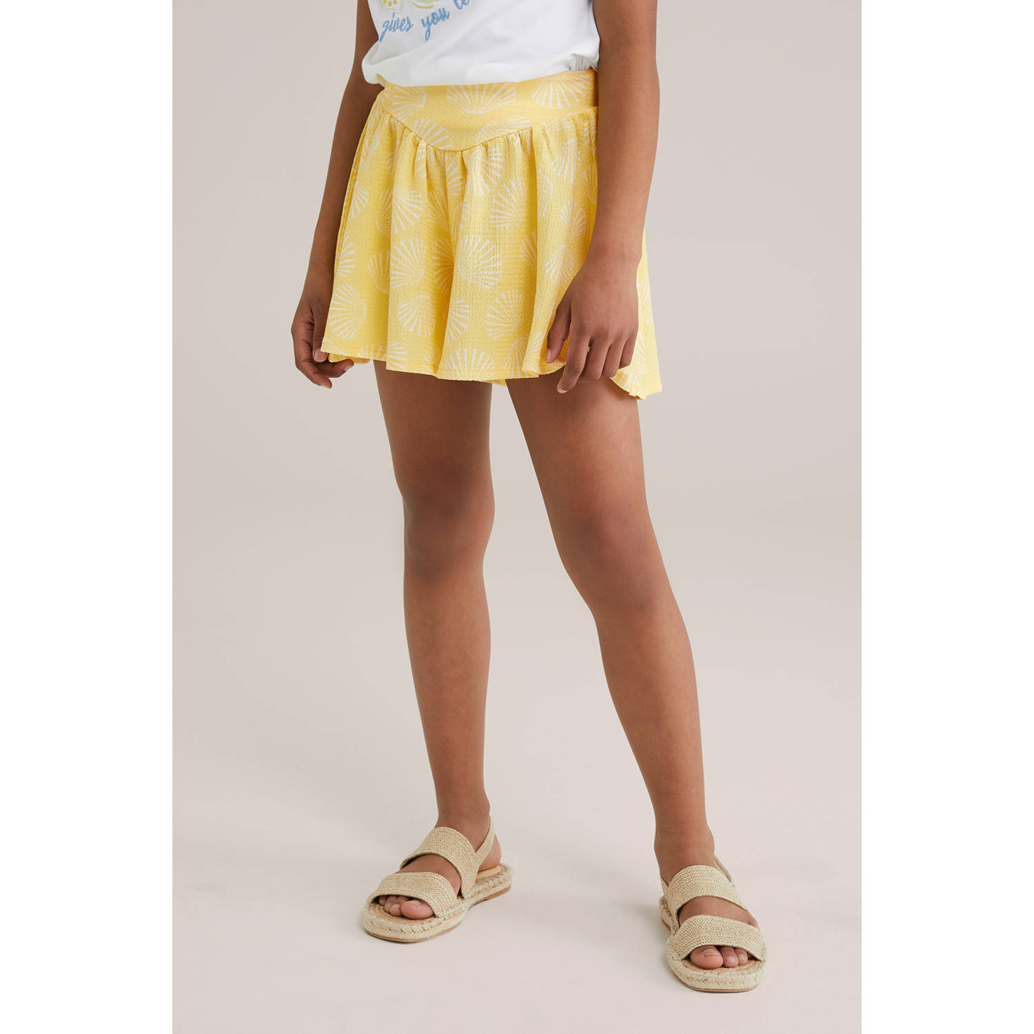 WE Fashion loose casual short lichtgeel