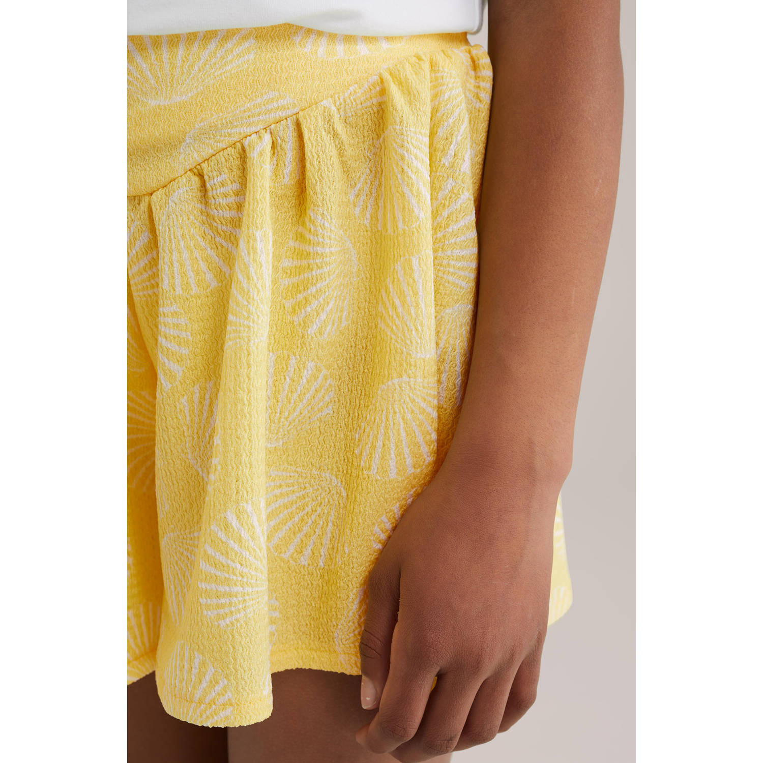 WE Fashion loose casual short lichtgeel