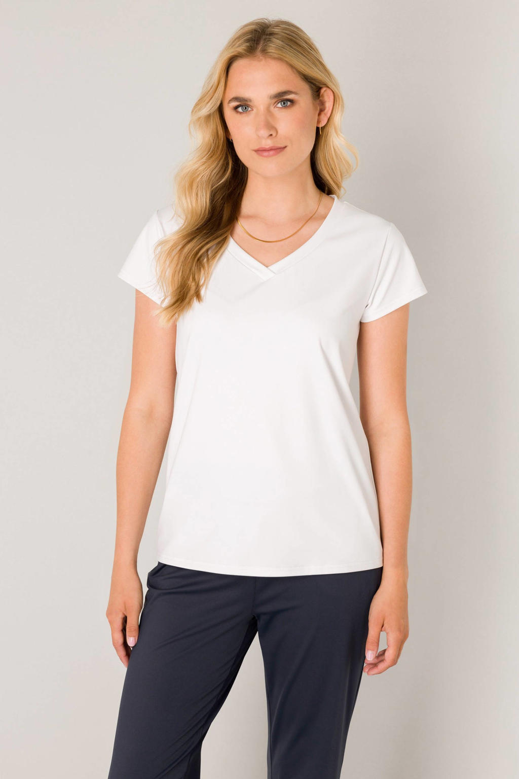 Witte dames Base Level T-shirt van travelstof met effen, korte mouwen en V-hals