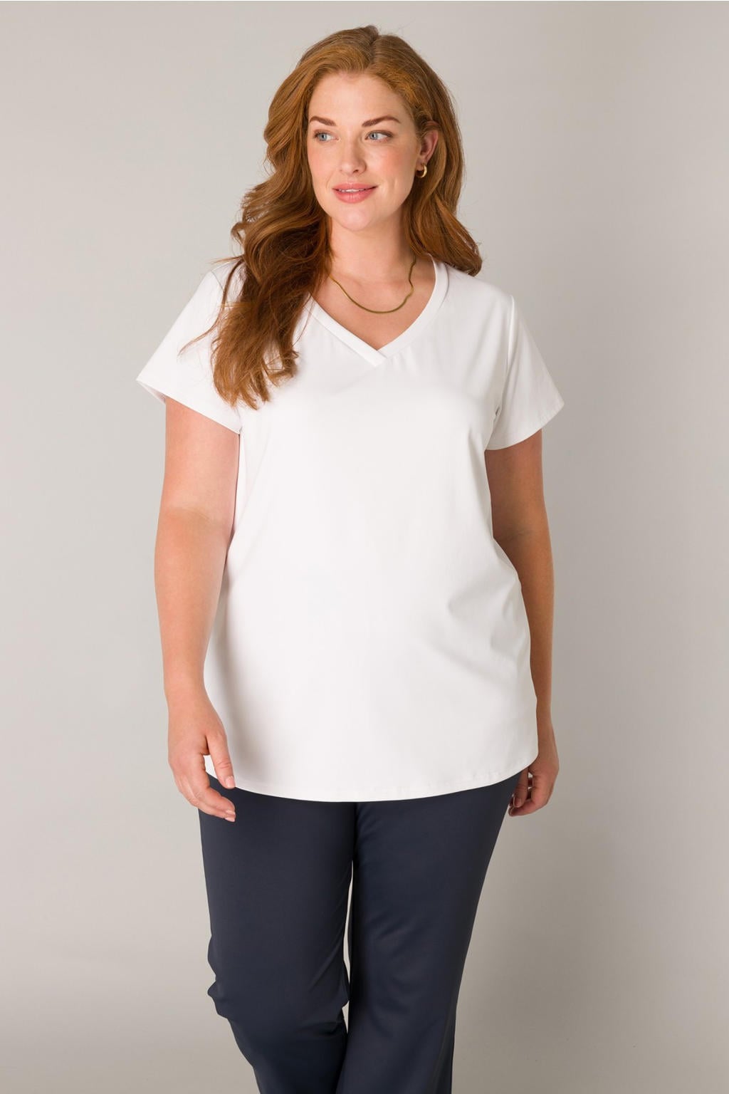 Witte dames Base Level Curvy T-shirt travelstof met effen, korte mouwen en V-hals