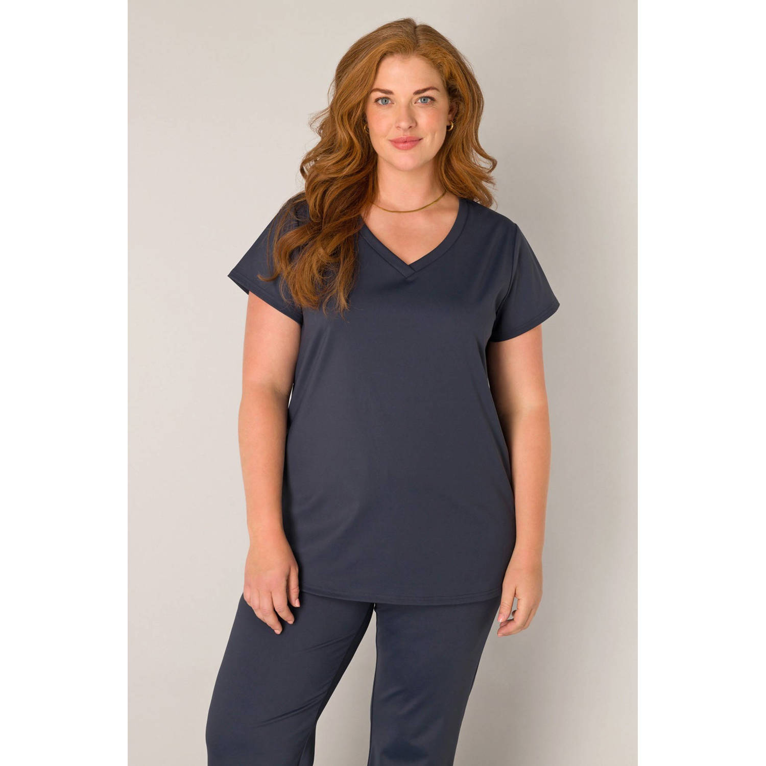 Base Level Curvy Shirt met V-hals Lilly met stretch