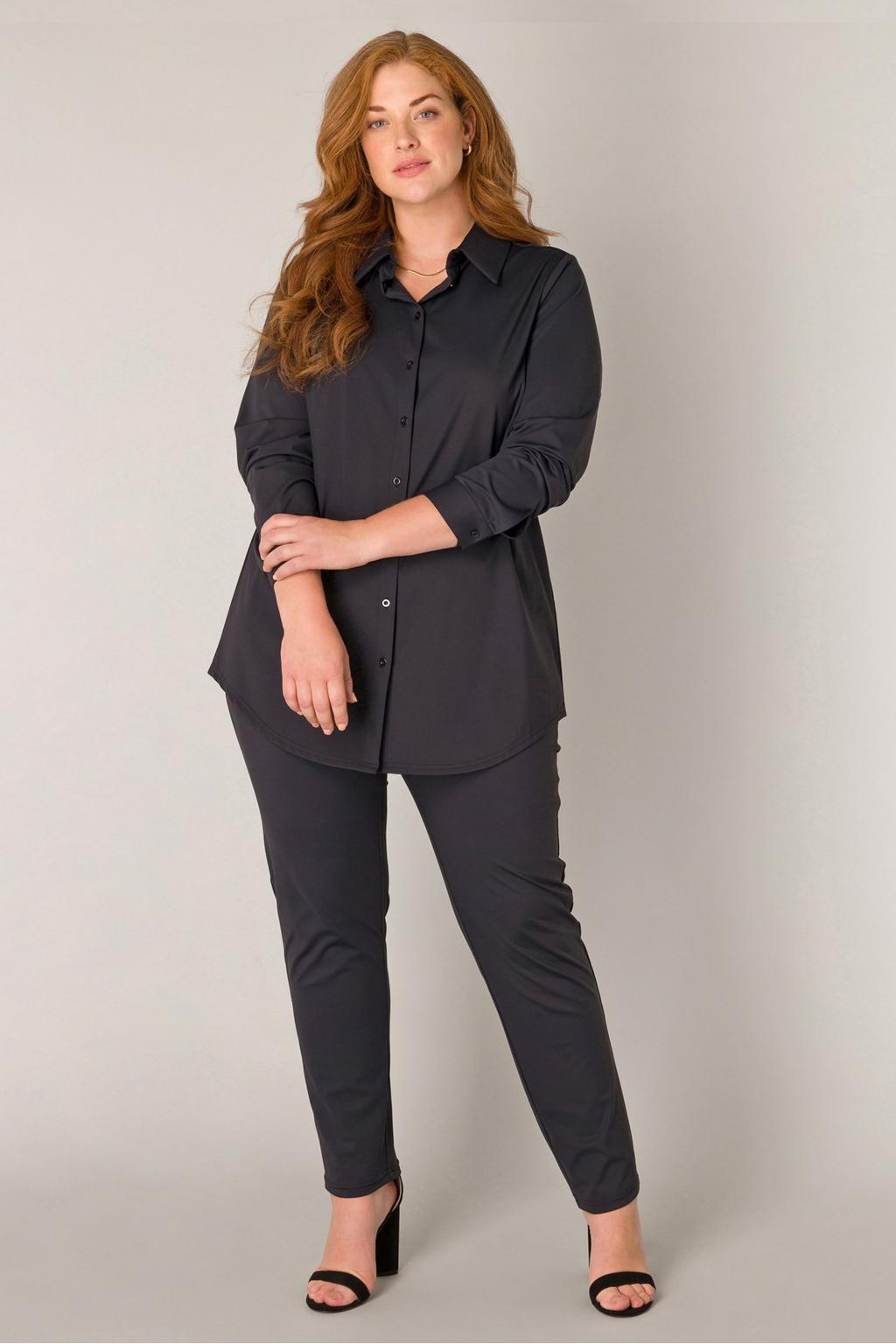 Zwarte dames Base Level Curvy blouse travelstof met effen, lange mouwen, col en knoopsluiting