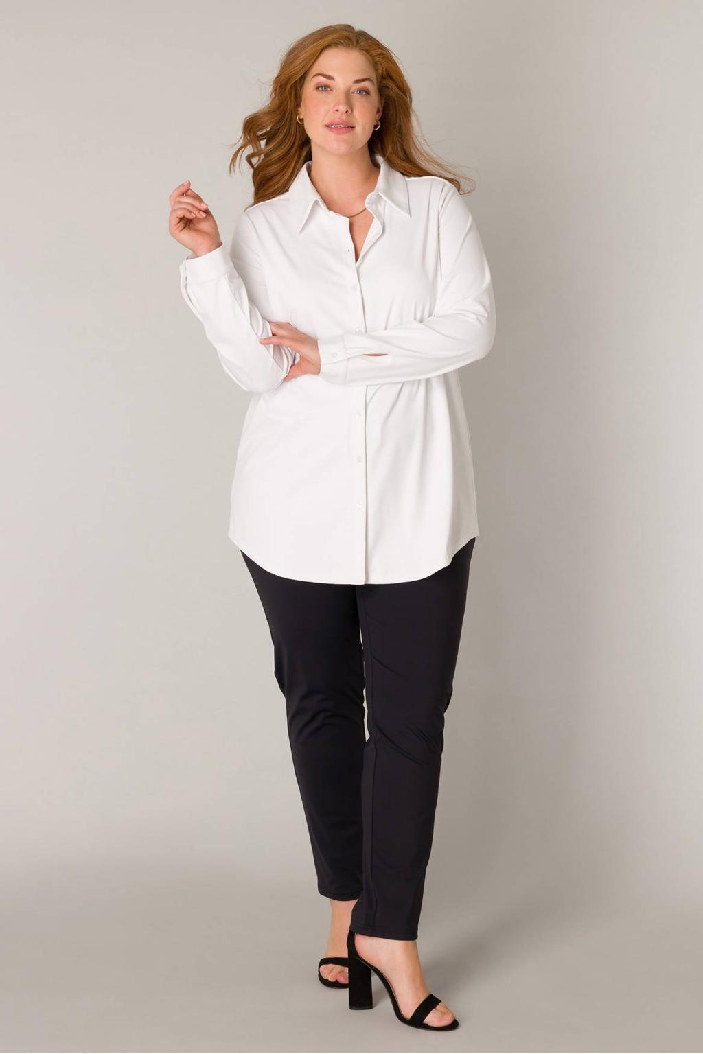 Witte dames Base Level Curvy blouse travelstof met effen, lange mouwen, col en knoopsluiting