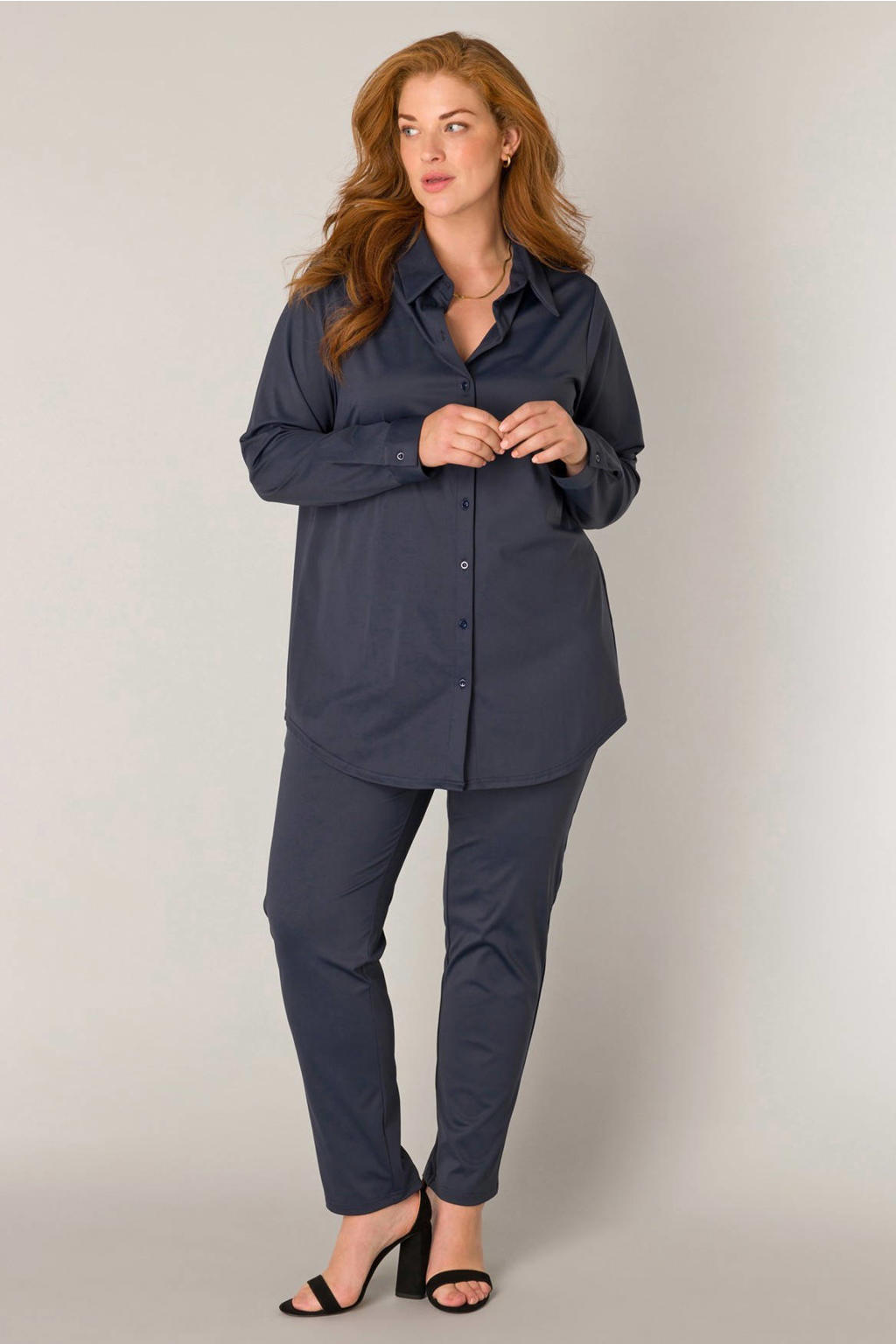 Donkerblauwe dames Base Level Curvy blouse travelstof met effen, lange mouwen, col en knoopsluiting