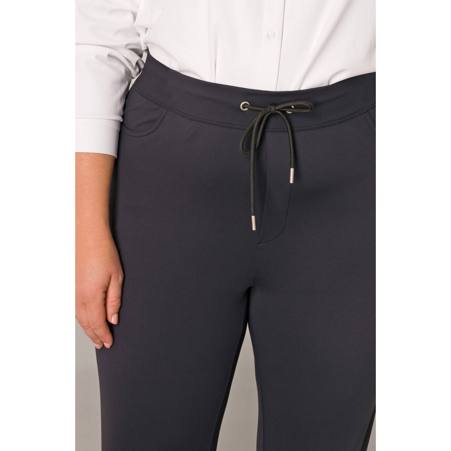Base Level Curvy slim regular waist broek zwart