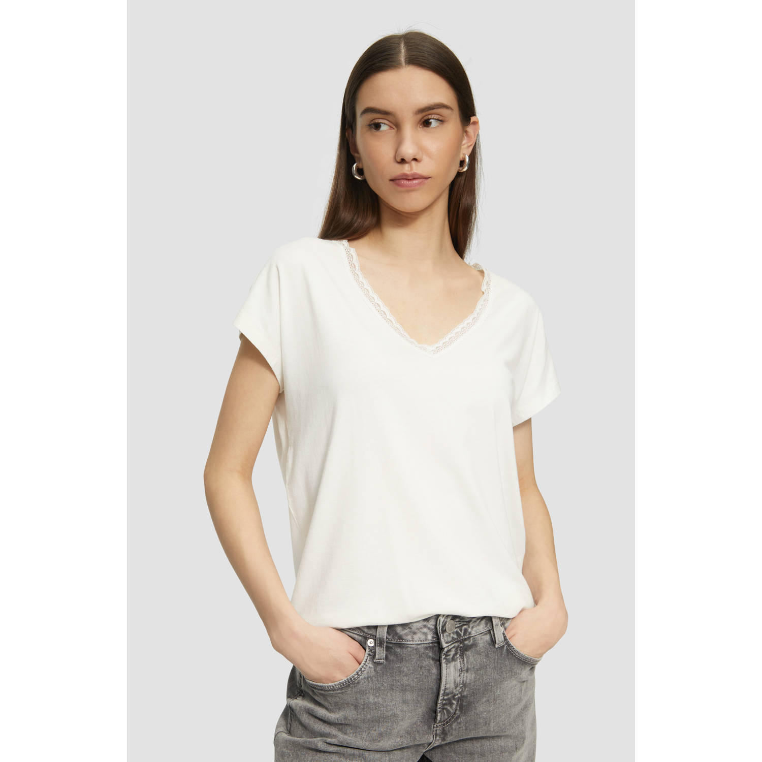 Q S designed by T-shirt met kant bij de hals