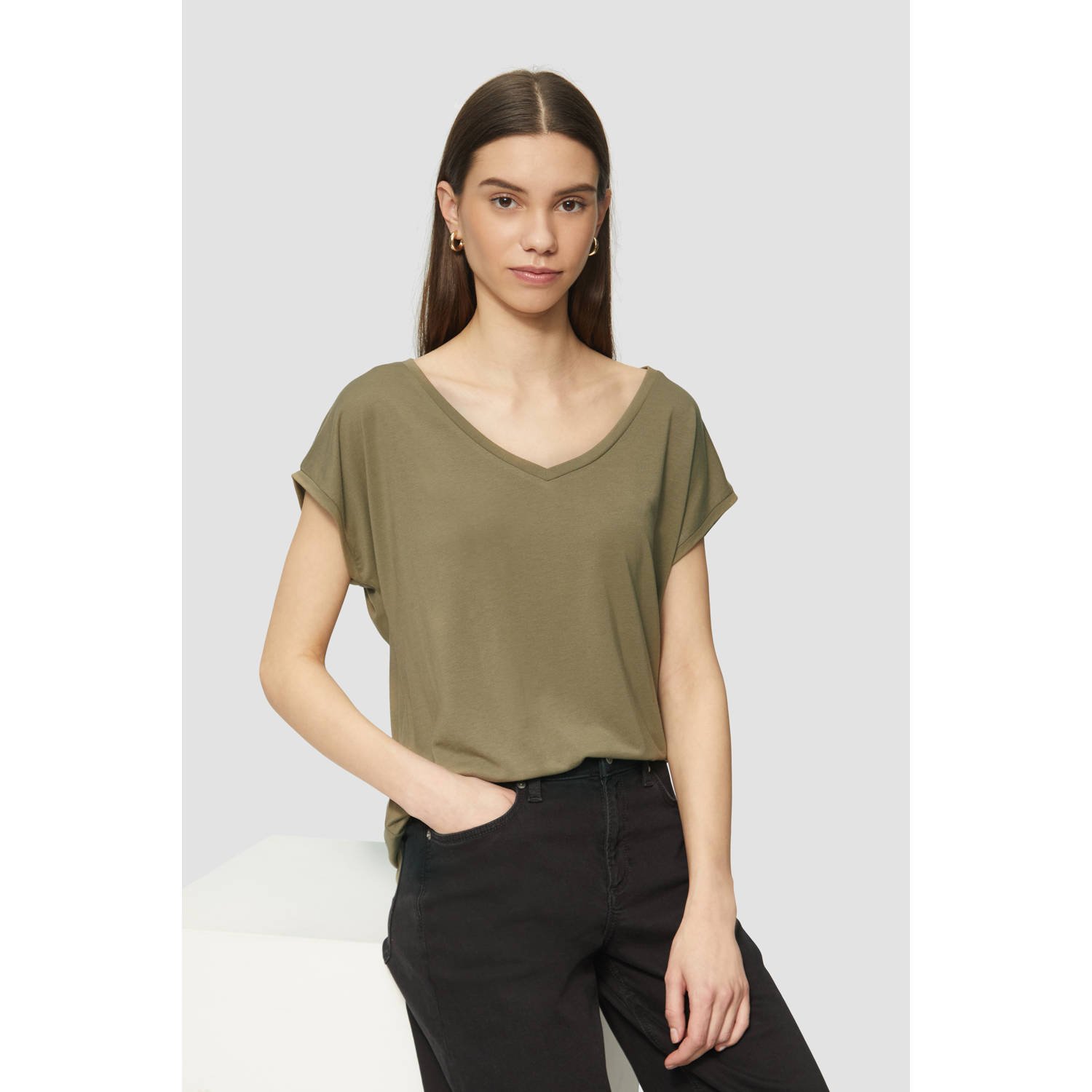 Q S designed by T-shirt met v-hals