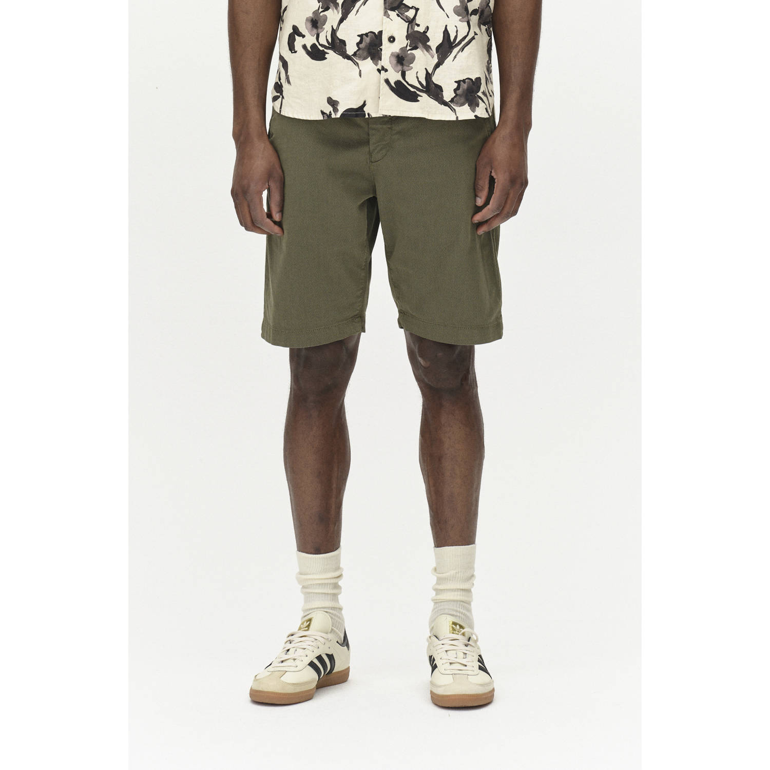 Gabba regular chino short met textuur olijfgroen