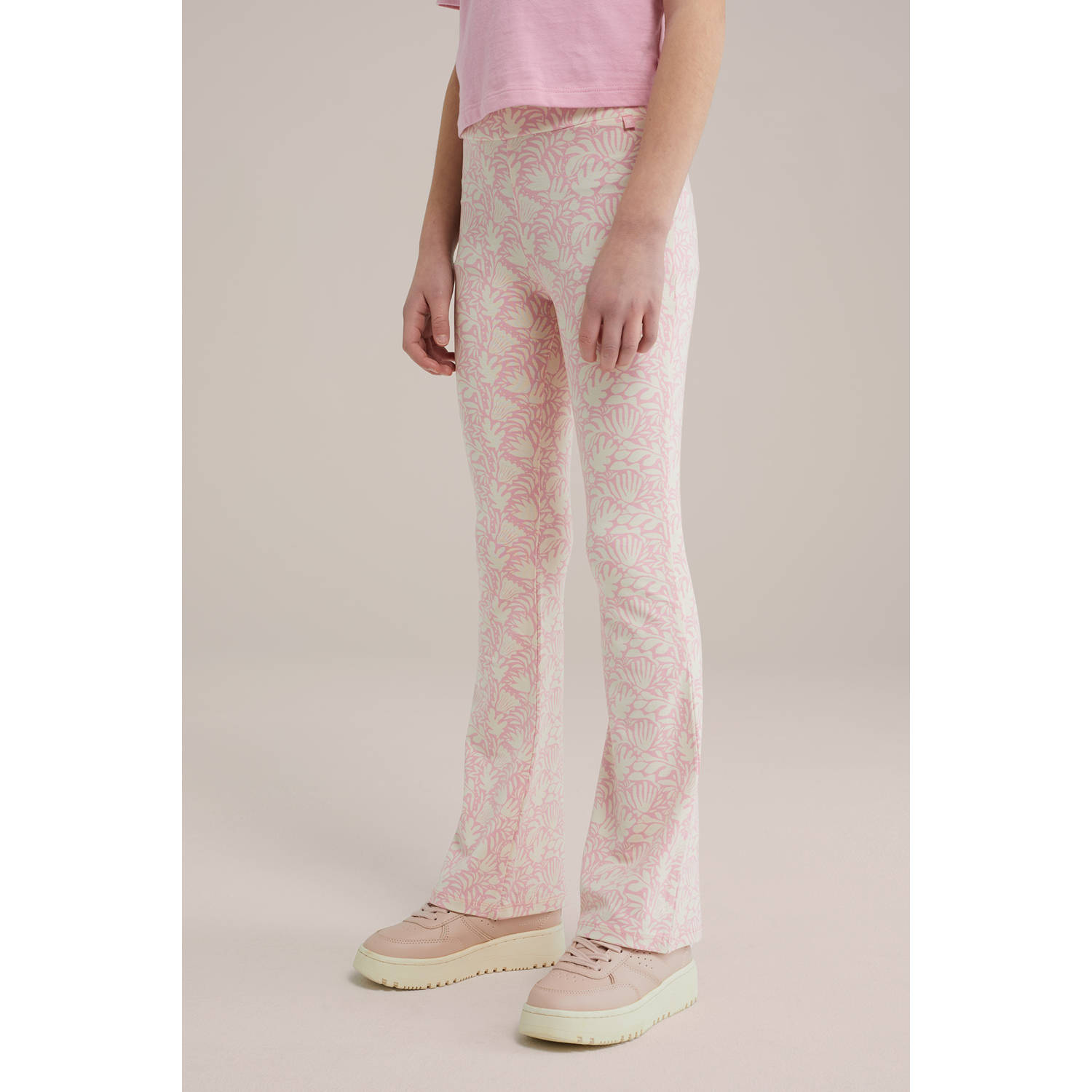 WE Fashion flared broek lichtroze ecru