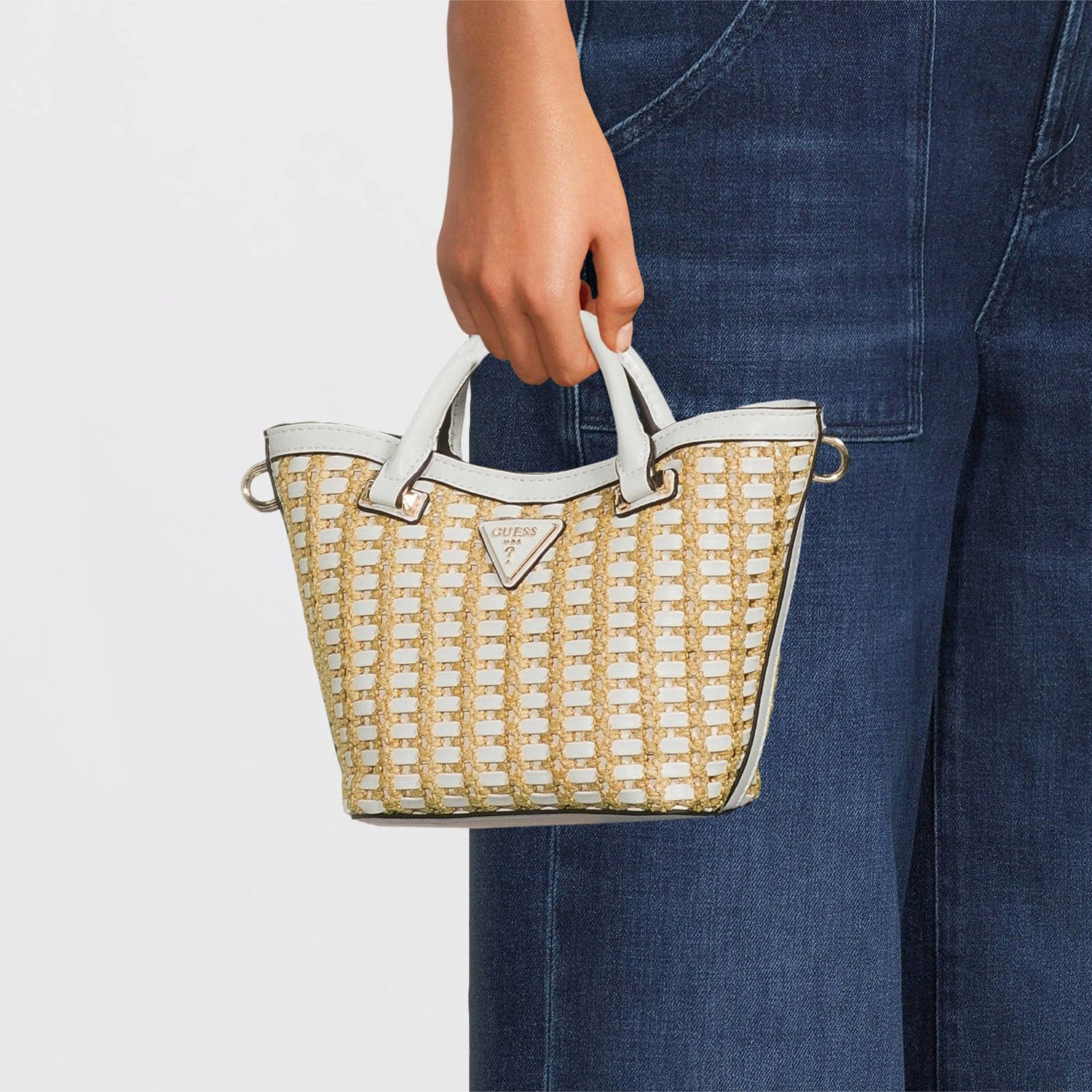 GUESS mini raffia handtas Atalia naturel wit