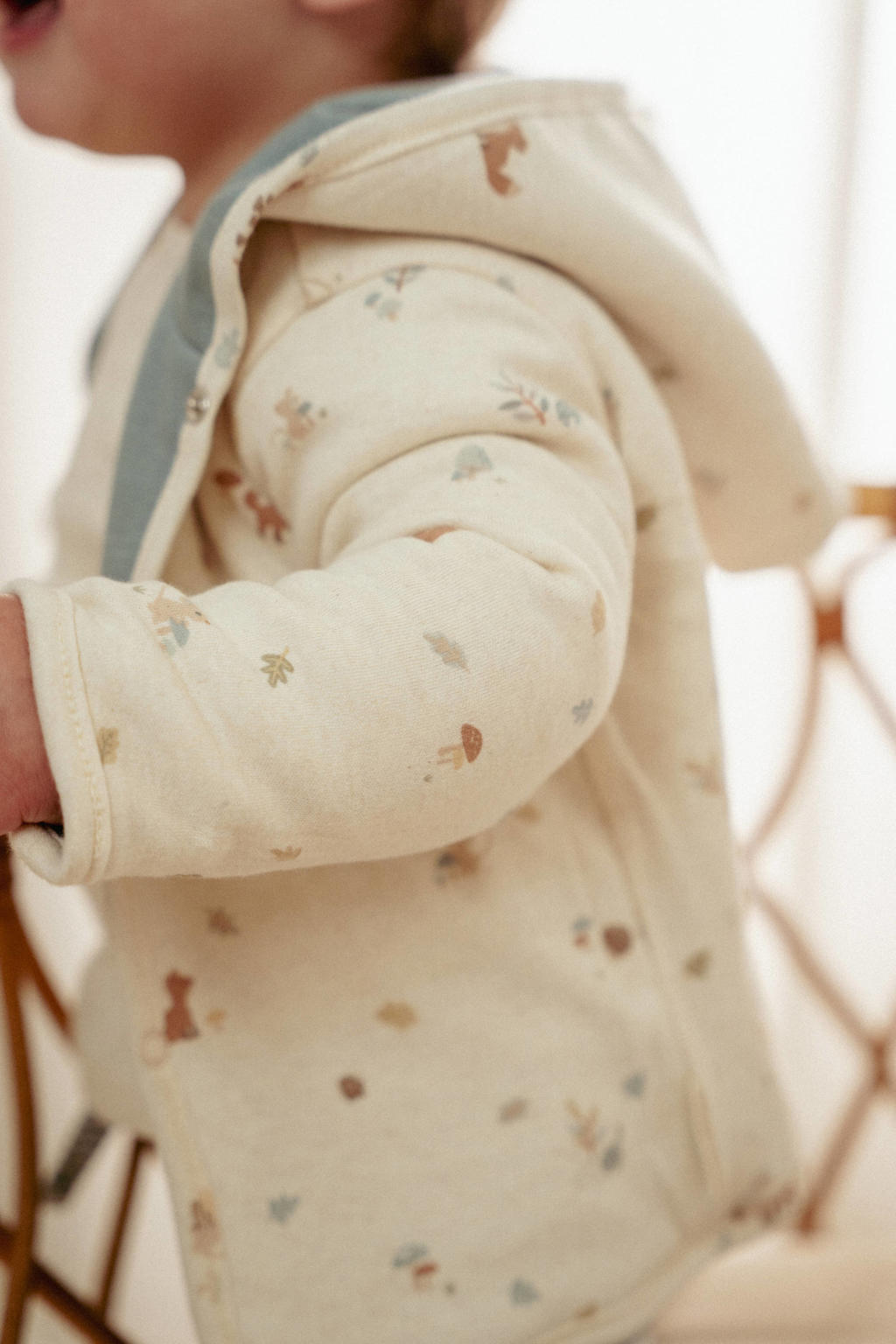 Blauwe jongens Little Dutch reversible baby zomerjas offwhite van katoen met bladprint, lange mouwen, capuchon en drukknoopsluiting