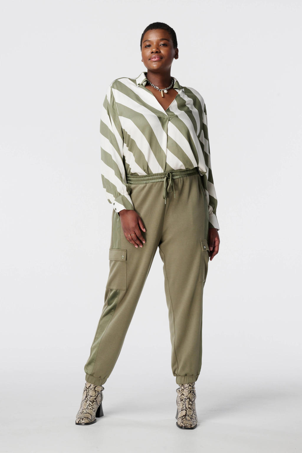 ONLY relaxed regular waist casual short ecru