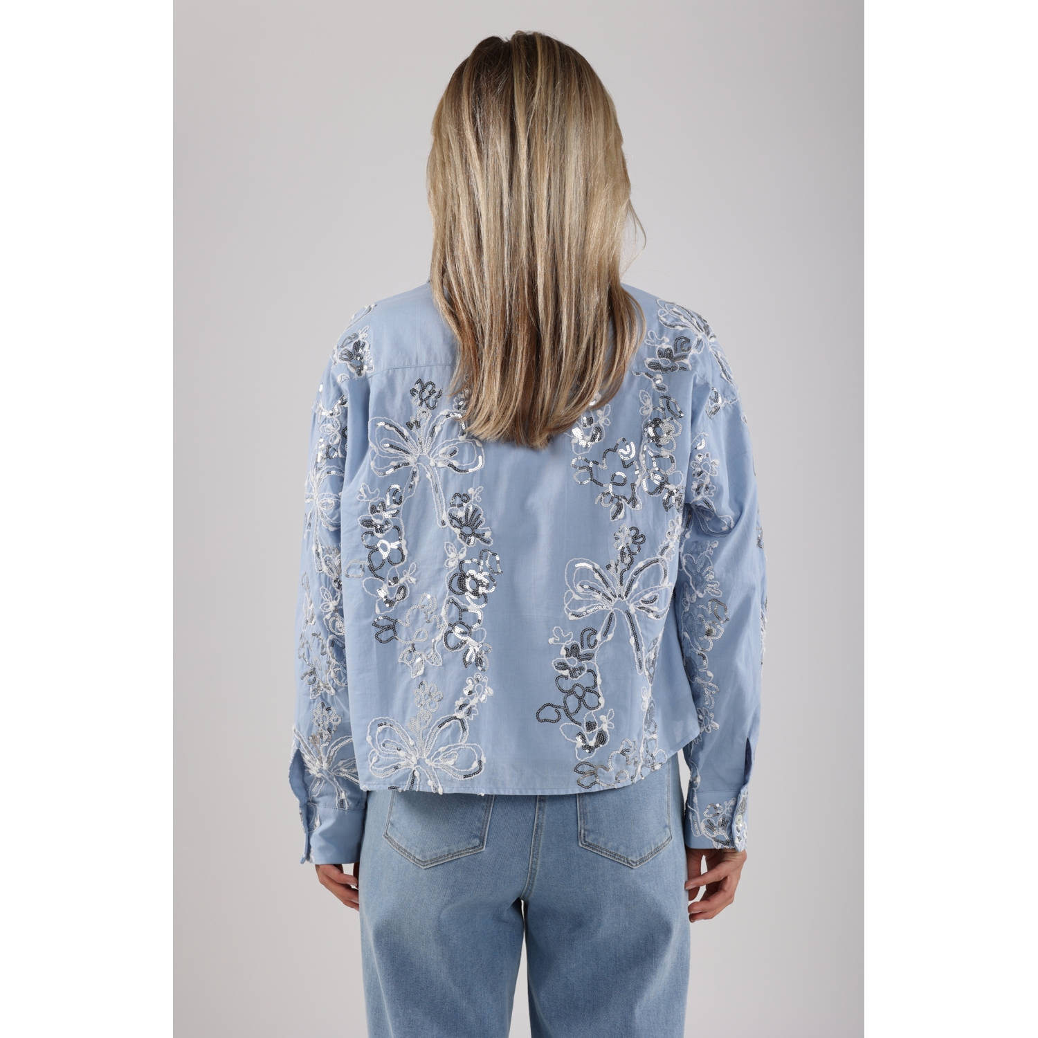 NUKUS blouse lichtblauw met pailletten