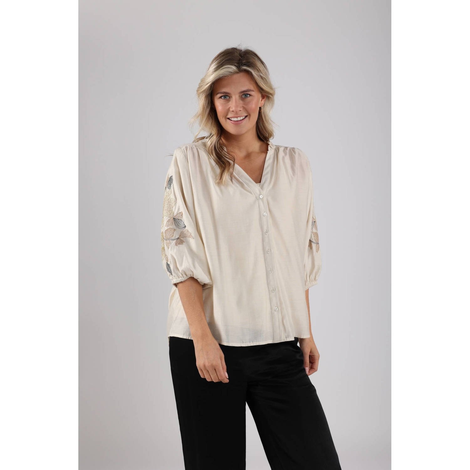 NUKUS Dames Blouses Tina Blouse Embroidery Gebroken Wit