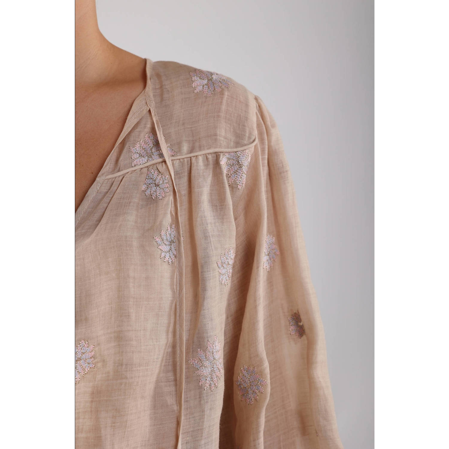 NUKUS blousetop lichtbruin