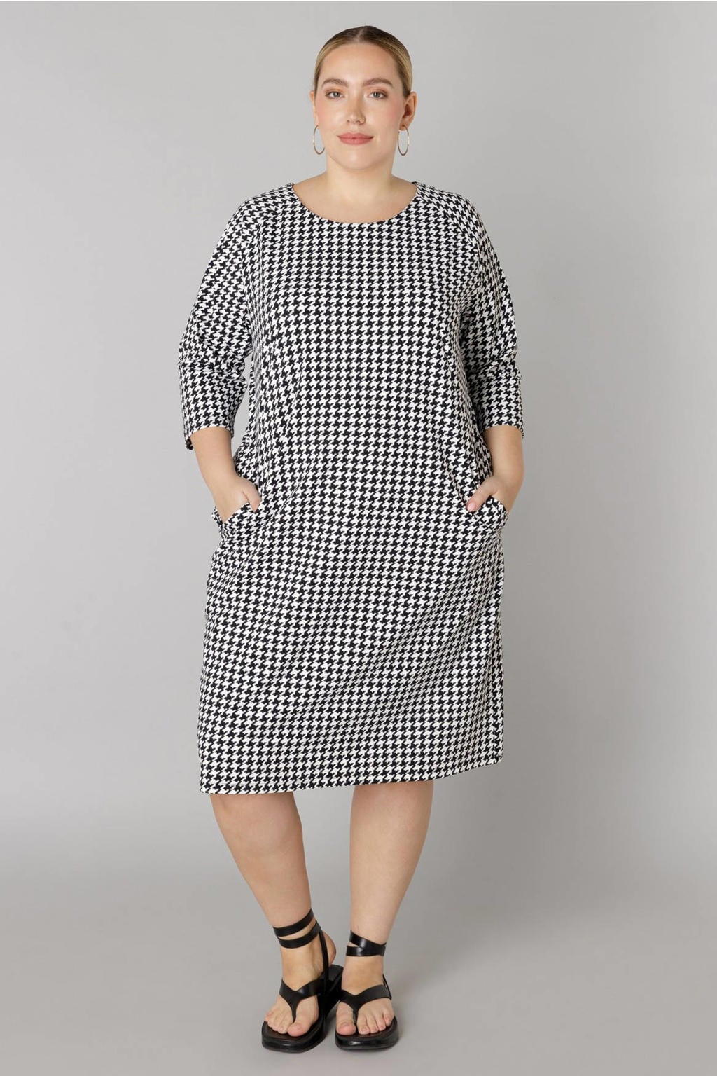 Zwarte dames Colletta midi jurk van travelstof met driekwart mouwen en ronde hals