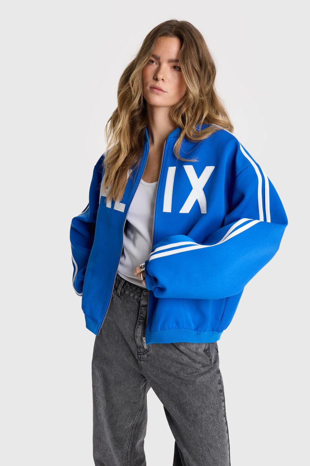 Blauwe dames Alix the Label bomberjack van polyester met tekst print, lange mouwen, ronde hals en ritssluiting