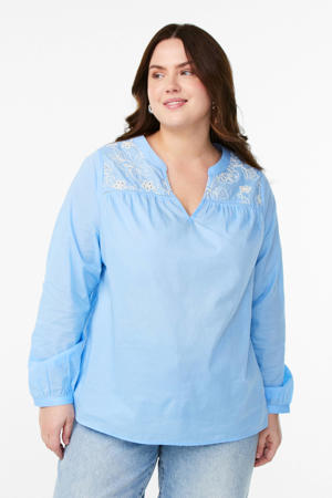 blousetop lichtblauw broderie