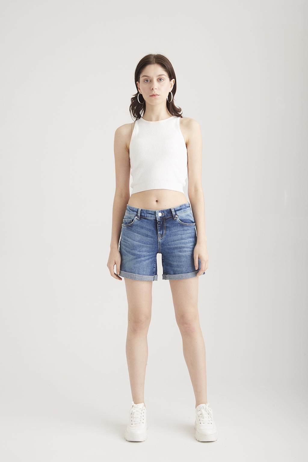 Medium blue denim dames Cup of Joe Denim slim regular waist short met effen