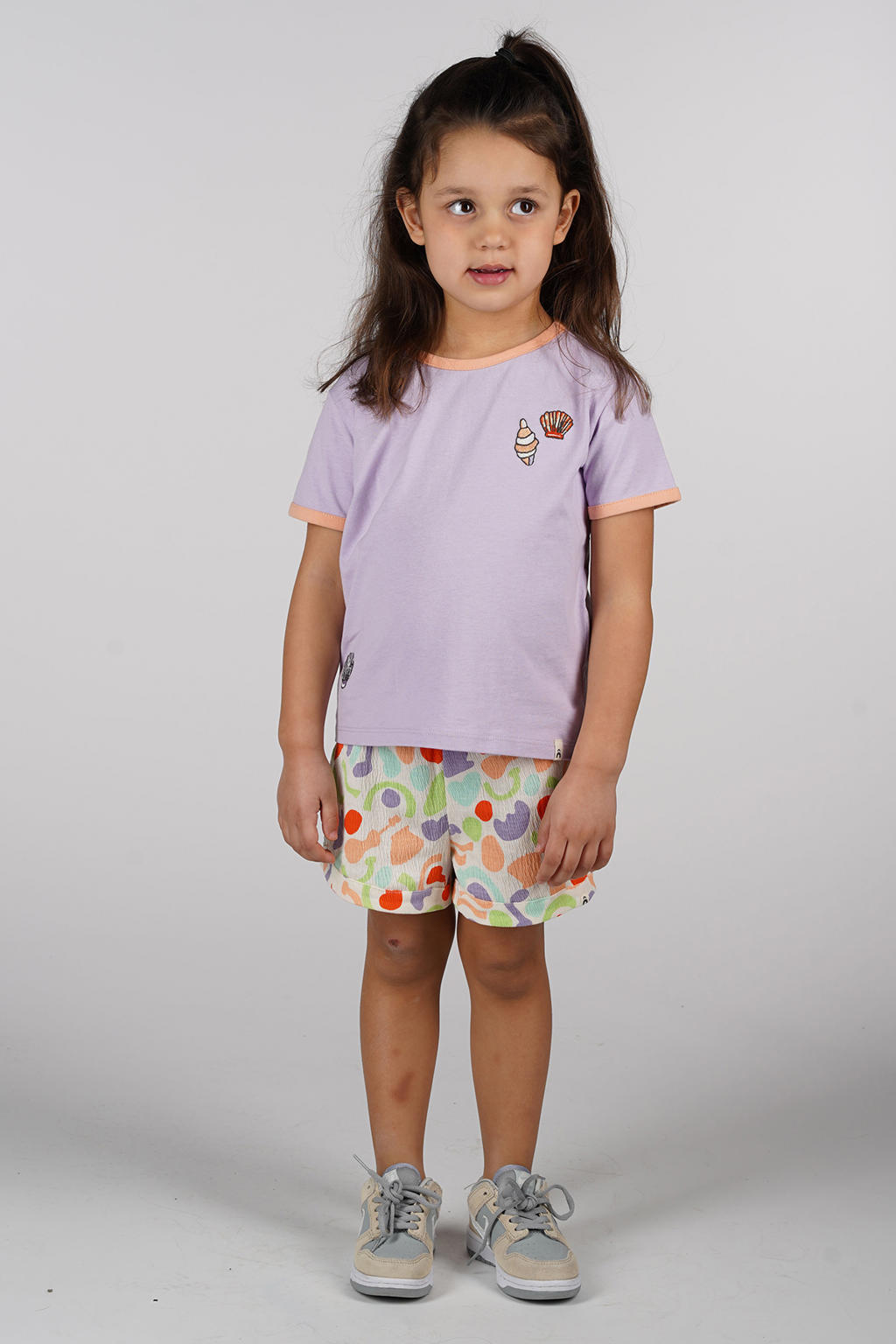 Paars, lila en oranje jongens en meisjes The New Chapter T-shirt met printopdruk, korte mouwen, ronde hals, drukknoopsluiting en borduursels