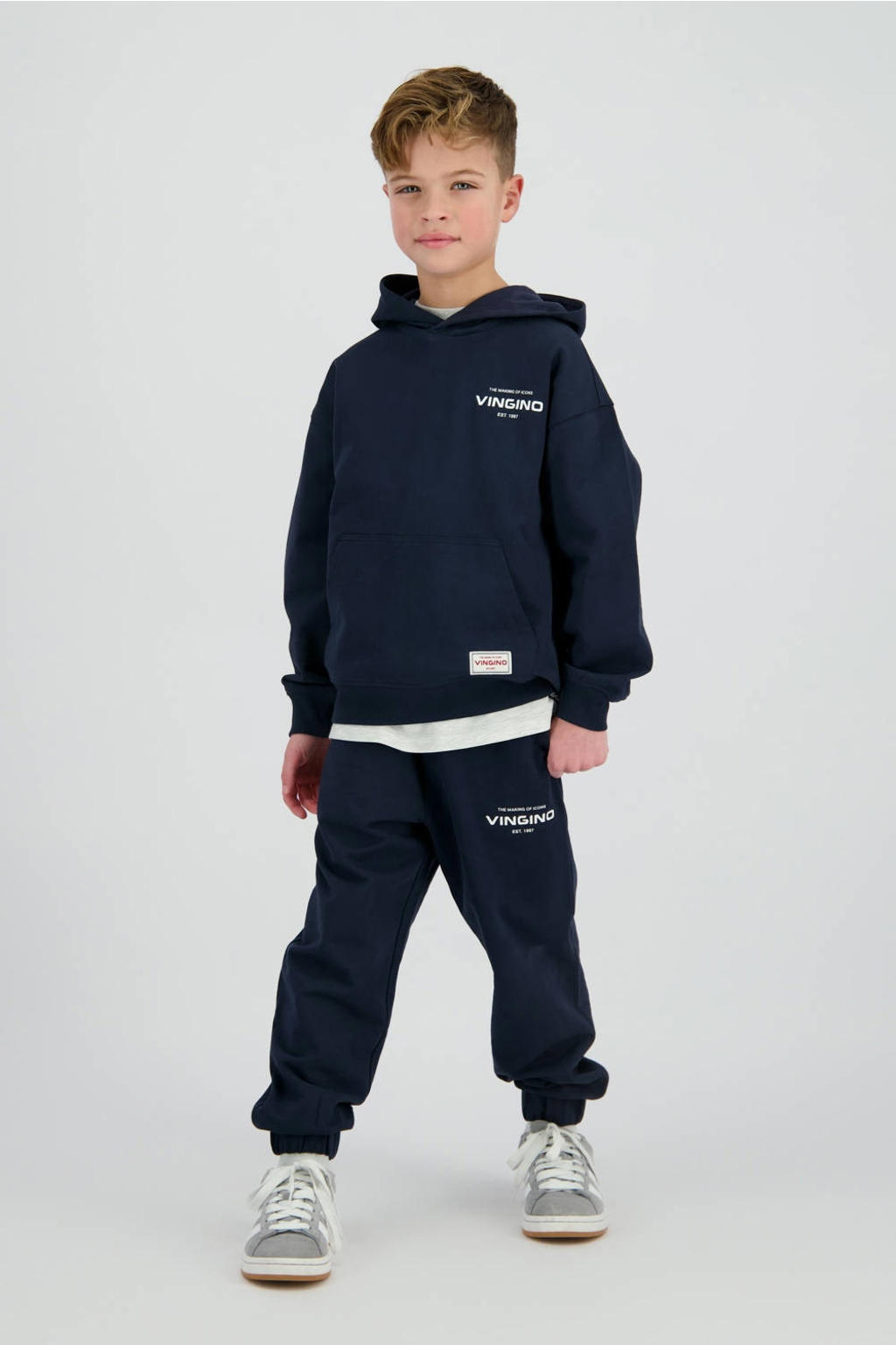 Donkerblauwe jongens Vingino relaxed joggingbroek van sweat materiaal met regular waist, elastische tailleband met koord en logo dessin