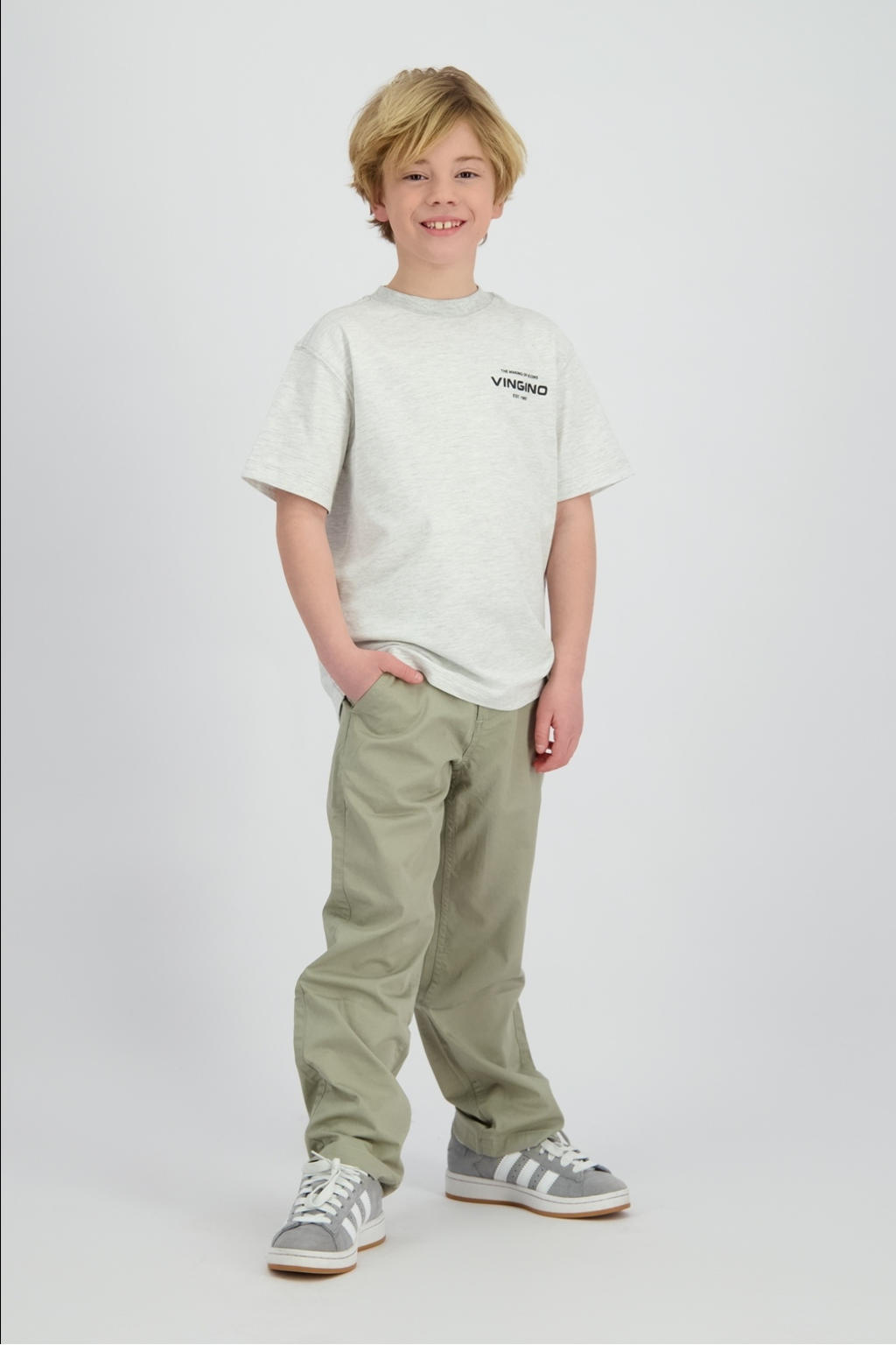 Groene jongens Vingino relaxed chino van stretchkatoen met regular waist, rits- en knoopsluiting en effen
