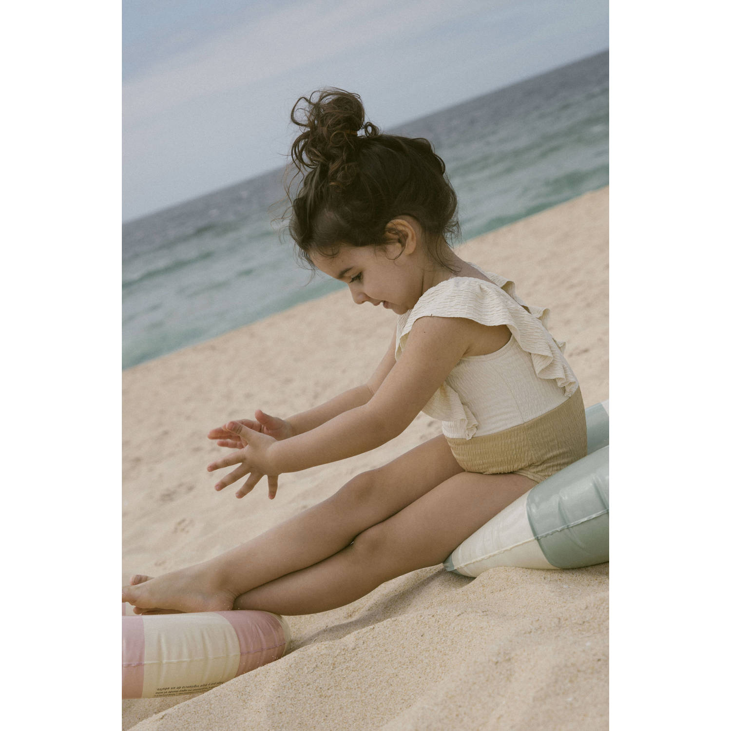 LIL' ATELIER MINI badpak met ruches taupe ecru