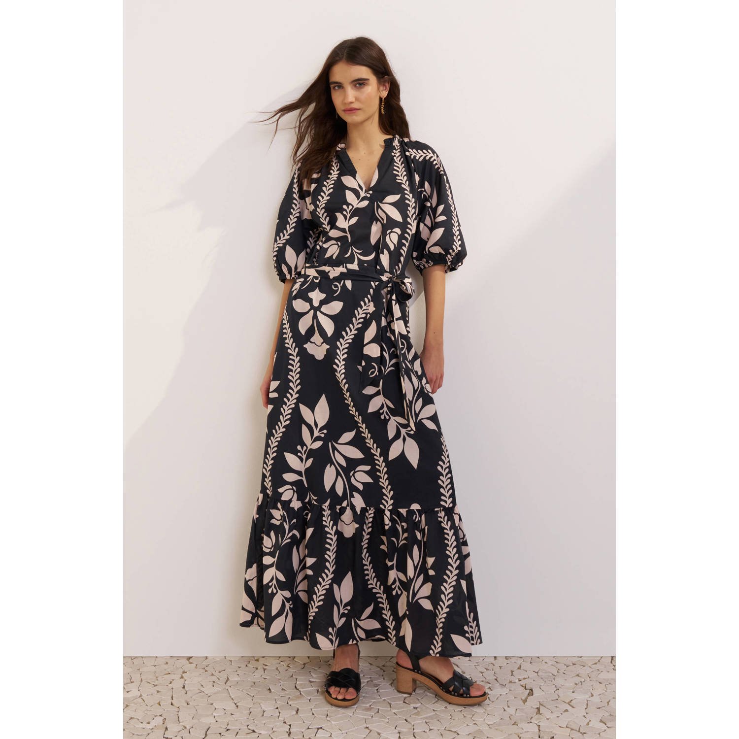 Ruby maxi jurk met all over print zwart beige