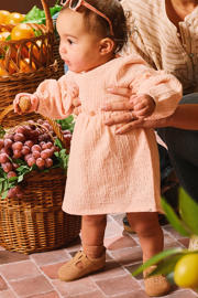 thumbnail: Z8 newborn jurk Tavi met ruches en broderie lichtroze
