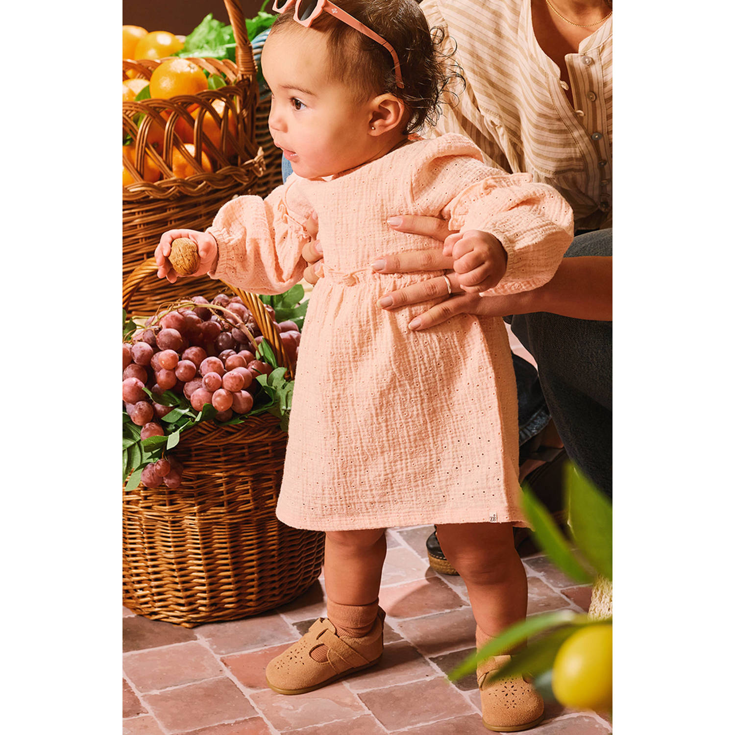 Z8 newborn jurk Tavi met ruches en broderie lichtroze