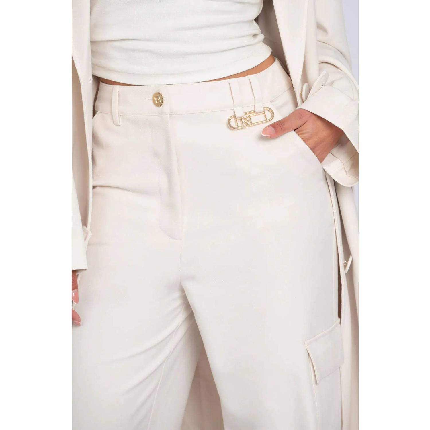 NIKKIE X Franka Vedder wide leg cargo broek ecru