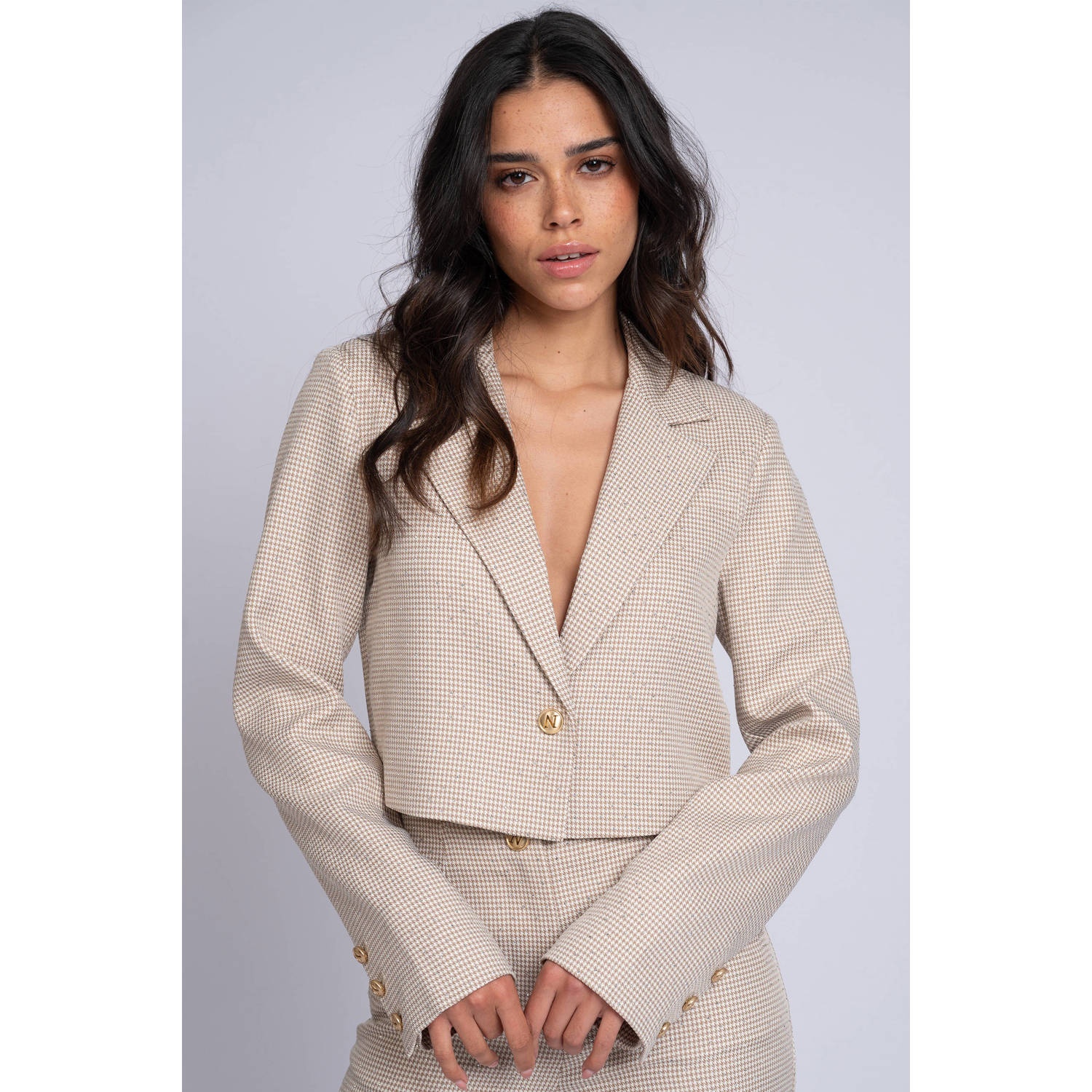 NIKKIE cropped blazer beige