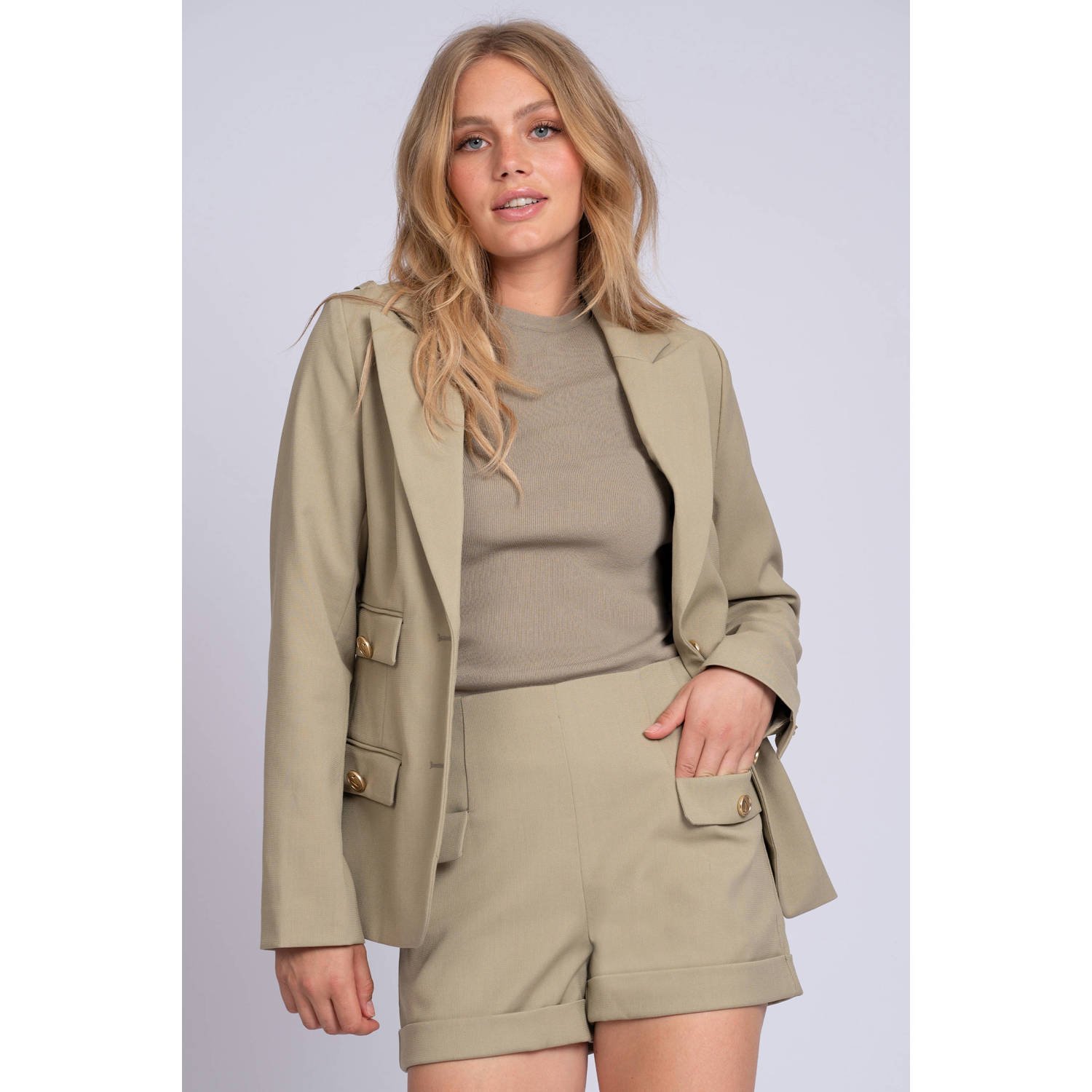 NIKKIE slim regular waist casual short kaki