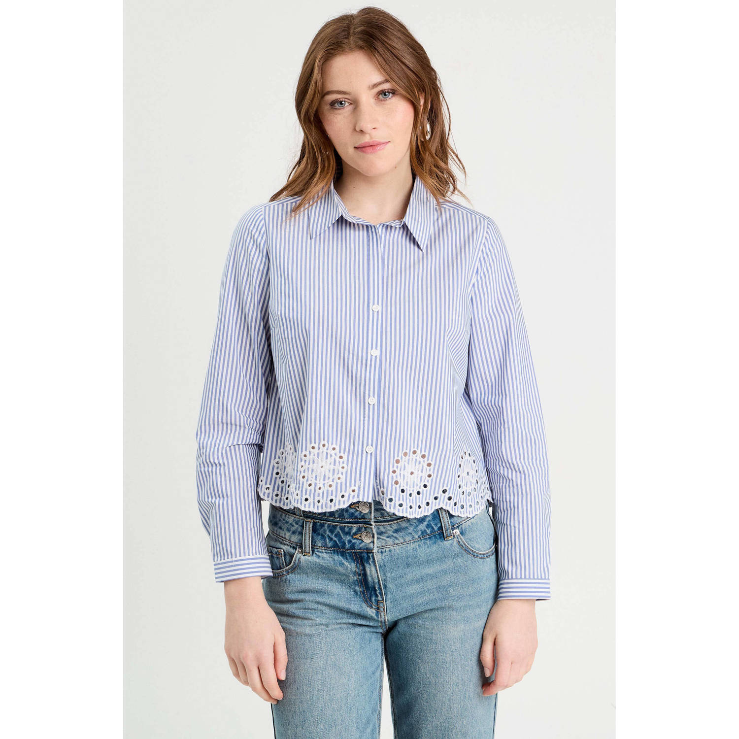 Cache blouse lichtblauw broderie